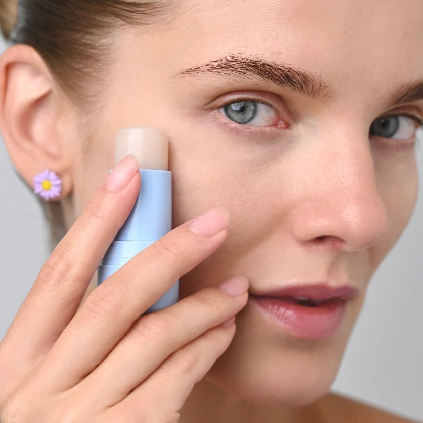 BLONDESISTER paburkimą mažinantis paakių pieštukas "Eyecing Depuffing Eye Balm", 7ml