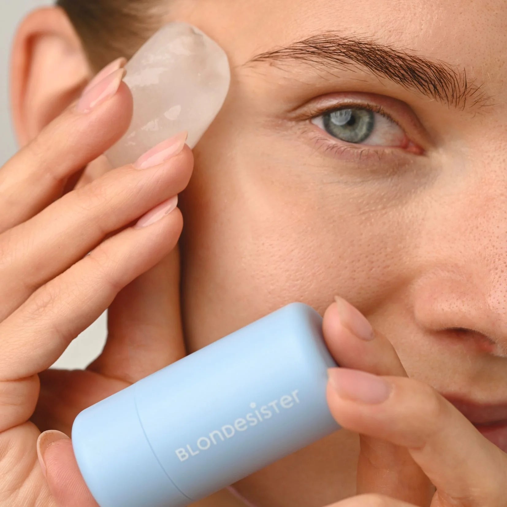 BLONDESISTER paburkimą mažinantis paakių pieštukas "Eyecing Depuffing Eye Balm", 7ml